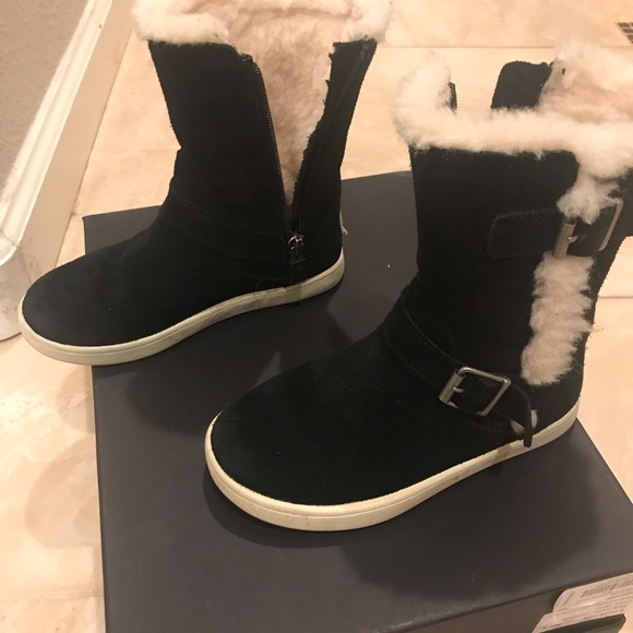 Girls Ugg Boots - Picture 5 of 8